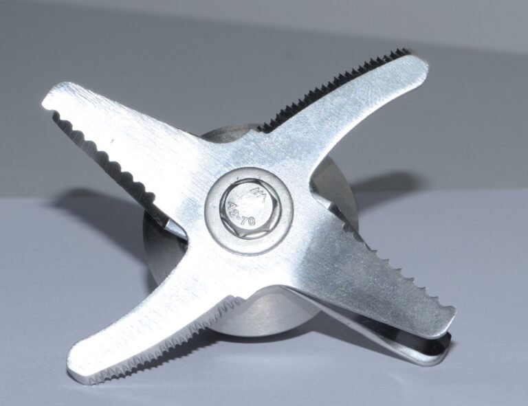 How to remove jar blade from blender?